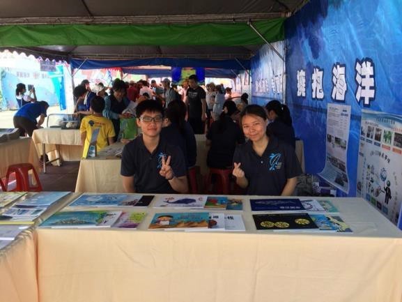 Display of popular marine science picture books and marine education lesson plans