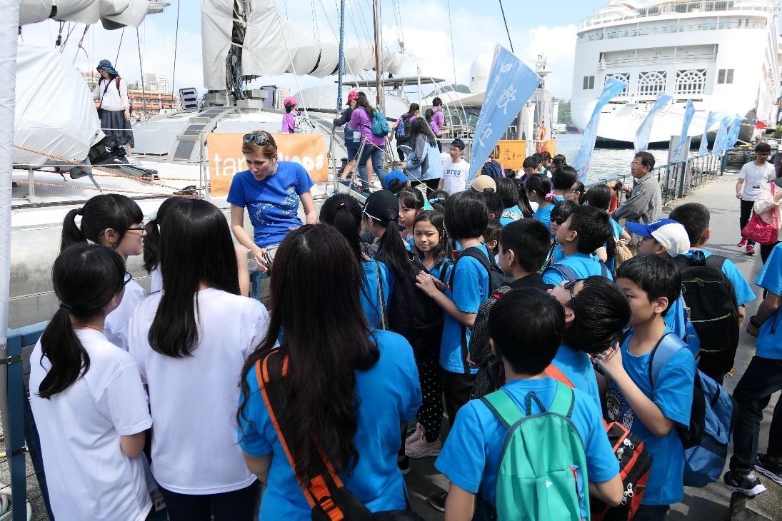 Student groups boarding the ship