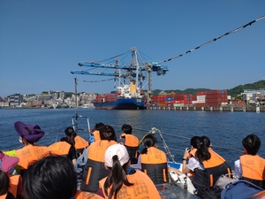 A view of Keelung Harbor from the sea. Bridge cranes can be seen loading containers onto ships.(Open new window/jpg file)