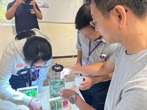 藍碳介紹後進行海草植栽體驗