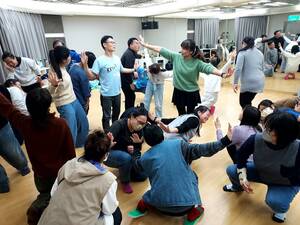 學員透過肢體互動與即興練習。