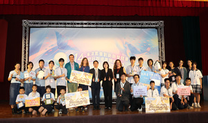 Group photo of the three top-winning teams with the two award presenters and international experts