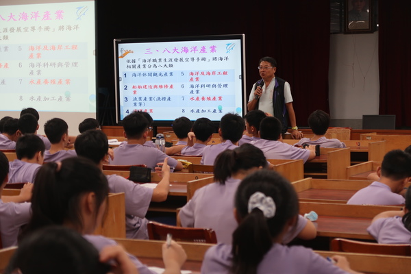 During this seminar, the tour volunteer of the National Museum of Marine Science, Hong Jian-Zhong, introduced students to ocean-related attractions near Fangyuan Township in Changhua County, such as the “Sea Buffalo Culture” (i.e., buffalo pulling carts loaded with oysters) to encourage students to develope a deeper understanding of the ocean and to increase their willingness to engage with the ocean. Additionally, Hong explained ocean security to the students to provide a foundation for marine career experiential learning.(Open new window/jpg file)