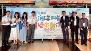 與貴賓合影(左至右為海大吳靖國主任、綜規司王珮珊專門委員、綜規司陳素艶司長、科教館劉火欽館長、教育部張廖萬堅次長、海大許泰文校長、海科館王明源館長)
