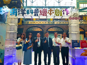與貴賓合影(左起綜規司王珮珊專門委員、綜合規劃司陳素艶司長、許泰文校長、教育部張廖萬堅次長、國立臺灣科學教育館劉火欽館長、吳靖國中心主任)