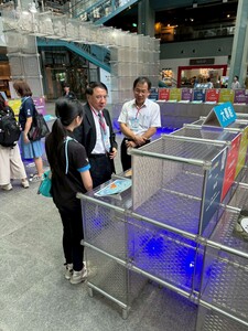 許泰文(中)校長欣賞第三屆海洋科普繪本獲獎作品