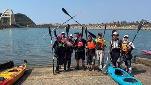 Group photo of the kayaking participants en route to Keelung Islet