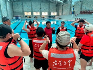 Explaining how to wear a life jacket correctly