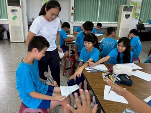 羅昀暄講師於屏東縣麟洛鄉麟洛國民小學進行「氣候變遷與永續行動」主題之講座