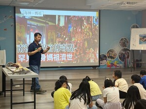 林勝吉講師於臺北市中山區懷生國民小學進行進行「海洋文化與社會」主題之講座