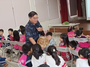 楊明哲講師於屏東縣萬巒鄉赤山國民小學進行「海洋資源與永續」主題之講座