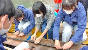 Participate in the practical course of marine science at Wakasa High School(Open new window/jpeg file)