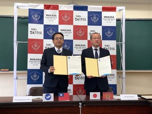 This MOU was signed by Dr. Cheng-Chieh Chang, Director of the Taiwan Marine Education Center, and Principal Kitamura Tetsu, Wakasa High School.(Open new window/jpg file)