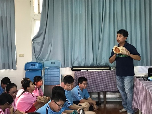Instructor Sheng-Chi Lin from the Society for Wildlife and Nature sharing his experience with working in large aquariums. He provided examples for students to understand the marine ecology as well as the skills they will need for a career in the marine industry.(Open new window/jpg file)