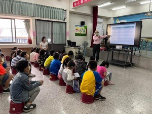 Marine Disaster Prevention and Water Safety seminar at Changhua County Shinbau Elementary School, hosted by Chiu Jui-kun.(Open new window/jpg file)