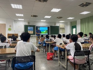 Marine Resources and Sustainability seminar at Taichung Municipal Rueisuei Elementary School, hosted by Hsu Chia-hsuan.(Open new window/jpg file)