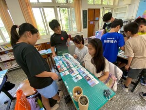 講師應用國小海洋職涯融入生涯教育教學包「海運職業寶貝卡」認識海運相關工作。