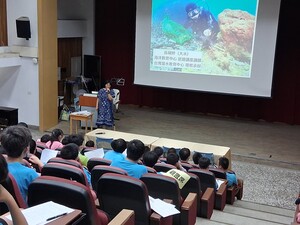 講師為專業潛水員，分享如何協助海洋生物調查工作。