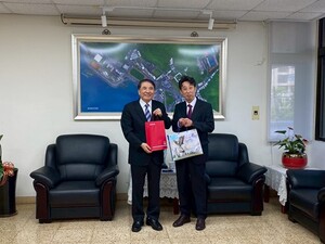 President Tai-Wen Hsu (left) and Director Sung-Ho Kim (right) of the National Marine Education Center engage in a lively discussion and exchange representative publications from their respective institutions