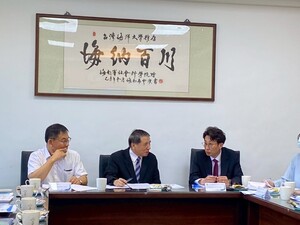 President Tai-Wen Hsu (center), Director Chin-Kuo Wu of the TMEC (left), and Director Sung-Ho Kim (right) conduct an in-depth dialogue on international collaboration in marine education