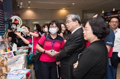 Deputy Minister of Education Dr. Tsai Ching-Hwa tours the exhibition area(Open new window/jpg file)