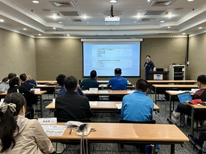 Associate Professor Liang-Ting Tsai explains the principles of topic writing