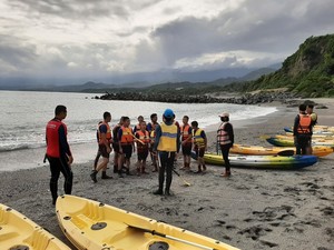 Students from Changbin Junior High School in Taitung County learning to canoe (2021; courtesy of Director Wu Wei-Ching of Changbin Junior High School).(Open new window/jpg file)