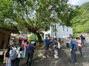 Instructor Introducing the Local Community During the Fishing Village Field Study