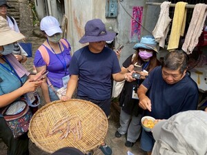 Dachen Resident Presenting Local Specialty Cuisine