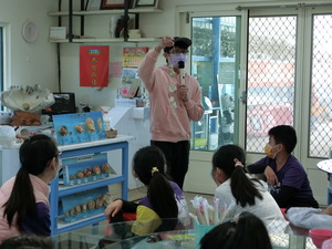 Pilot activity in the central region with students from Wenchang Elementary School—Guided tour at Yunlin Geloina erosa Exhibition Pavilion(Open new window/jpg file)